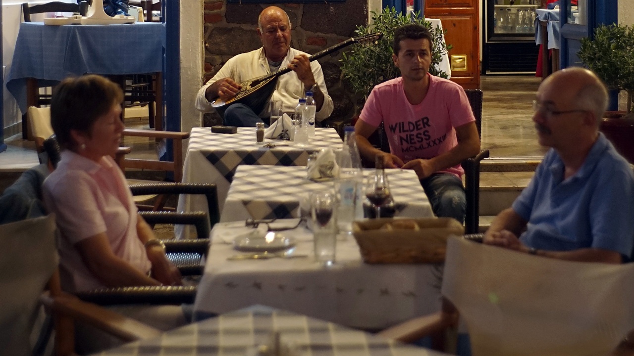 Гърция разрешава отново музика в ресторантите и баровете на фона на намаляване на случаите на COVID-19