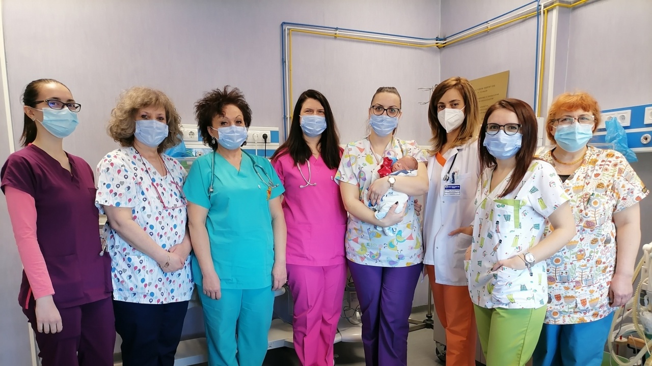 Лекари от Пловдив спасиха бебе с тегло 570 грама