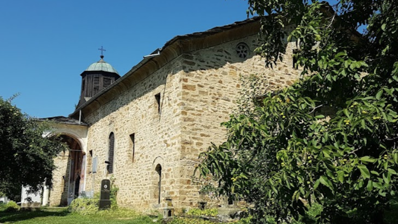 Доброволци възстановиха исторически параклис-костница в Клисура