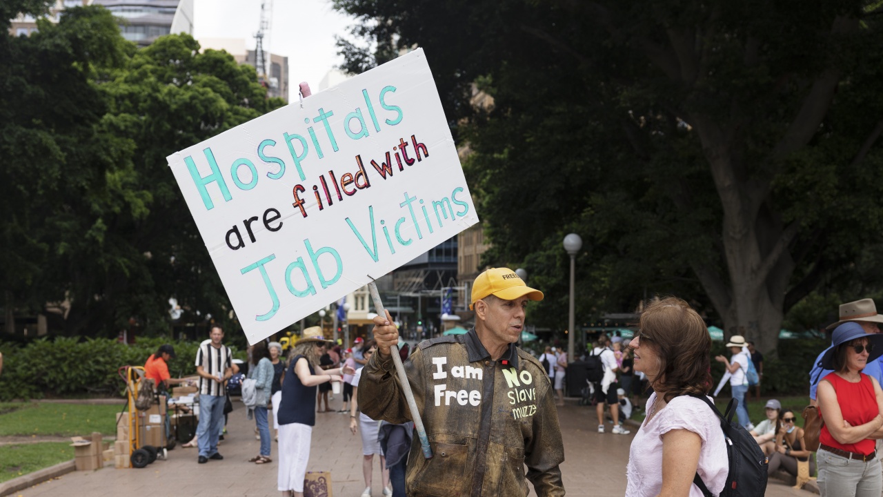 Протестите срещу задължителната ваксинация, маските и локдауна събраха хиляди демонстранти