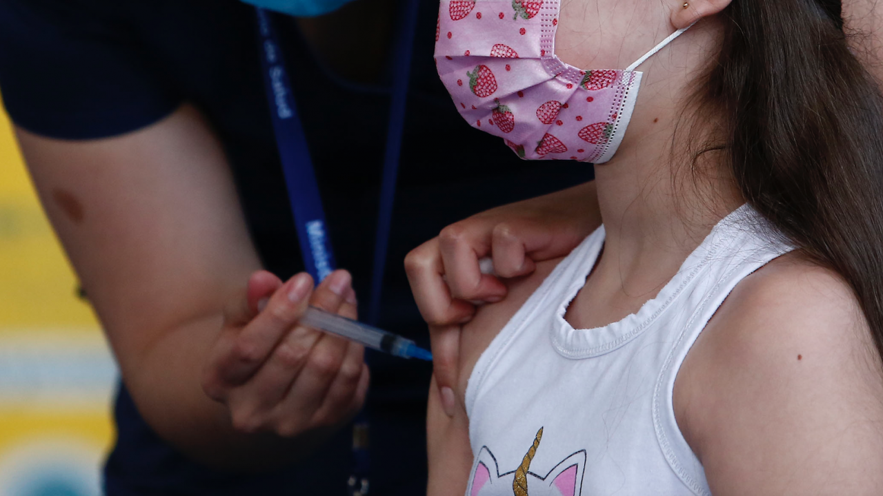  Англия стартира имунизация против ковид на уязвими деца от 5 до 11 години 