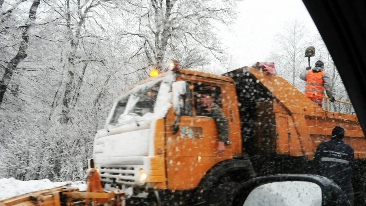 860 снегопочистващи машини обработват пътните настилки в районите със снеговалеж