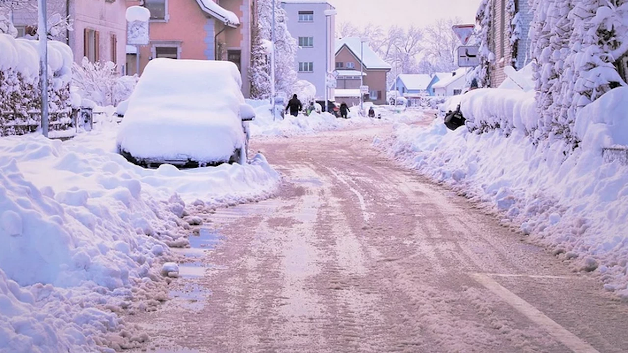 След снеговалежите тази сутрин улиците в Царево се превърнаха в