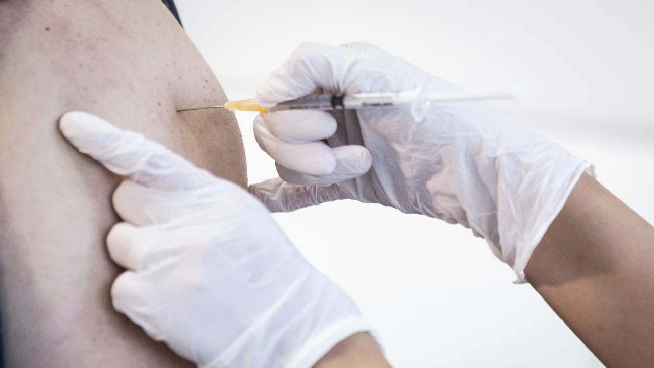 Германия очаква да получи 3 8 милиона дози от новоодобрената ваксина