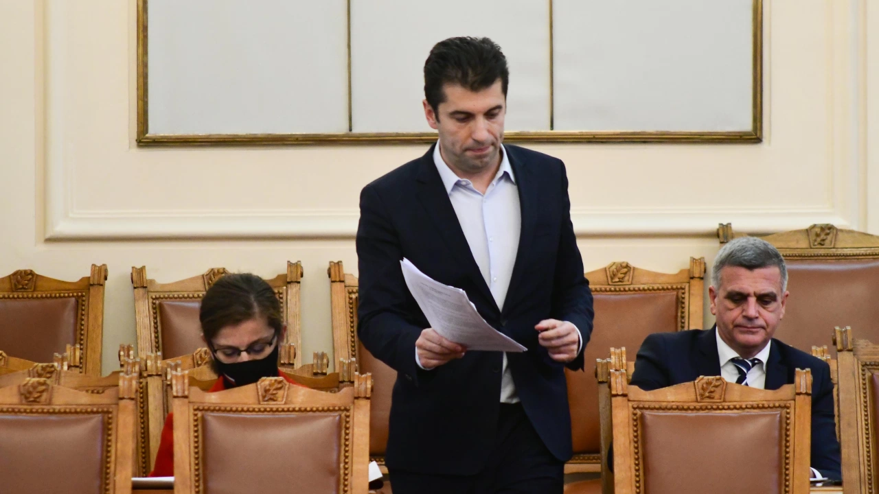 Премиерът Кирил Петков отговаря пред депутати за посещението си в