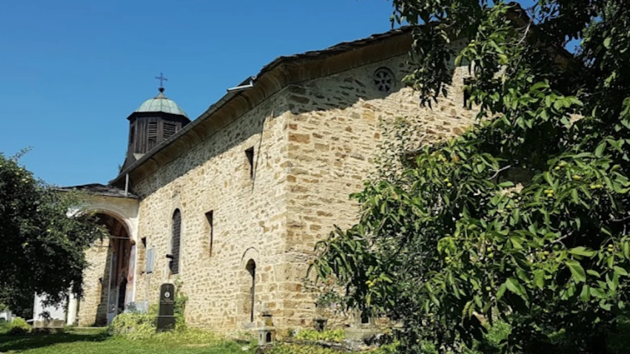 Додобюлци възстановяват камбанарията и параклиса на старата църква Св Николай