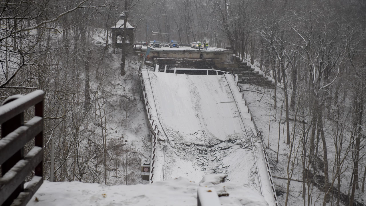 Затрупан със сняг мост в Питсбърг Пенсилвания се срути тази