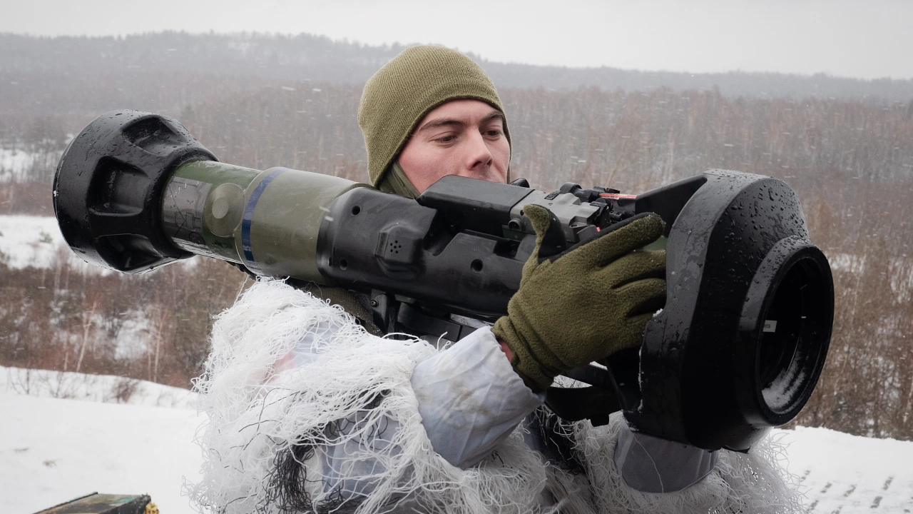 Украински военни в бяло черен зимен камуфлаж се обучаваха вчера да