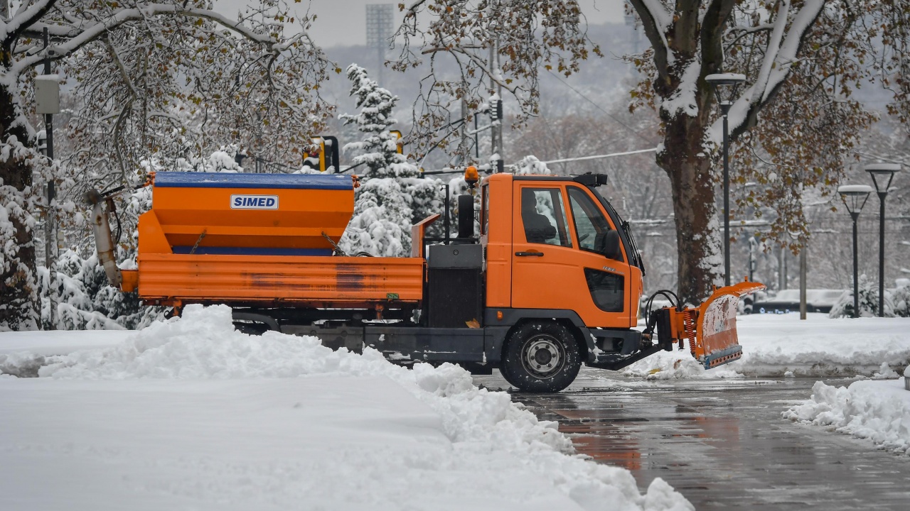 Над 90 машини чистят снега в София