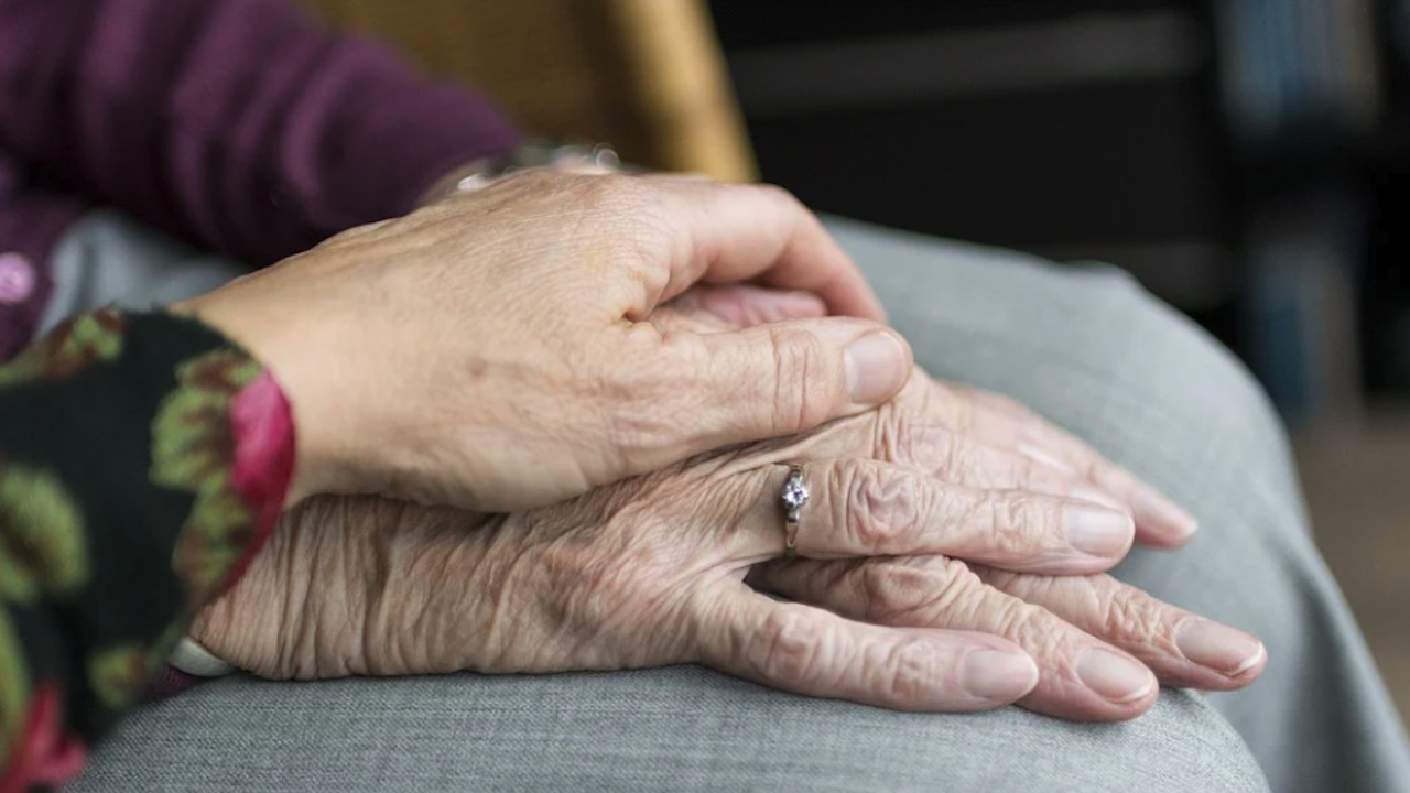 Близки на починали възрастни планират колективно дело срещу старчески дом