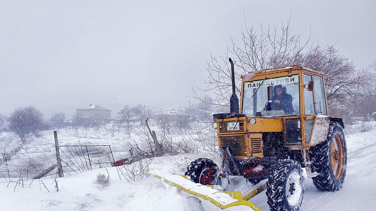 Снегът затвори движението на камиони към РС Македония през ГКПП "Деве баир"