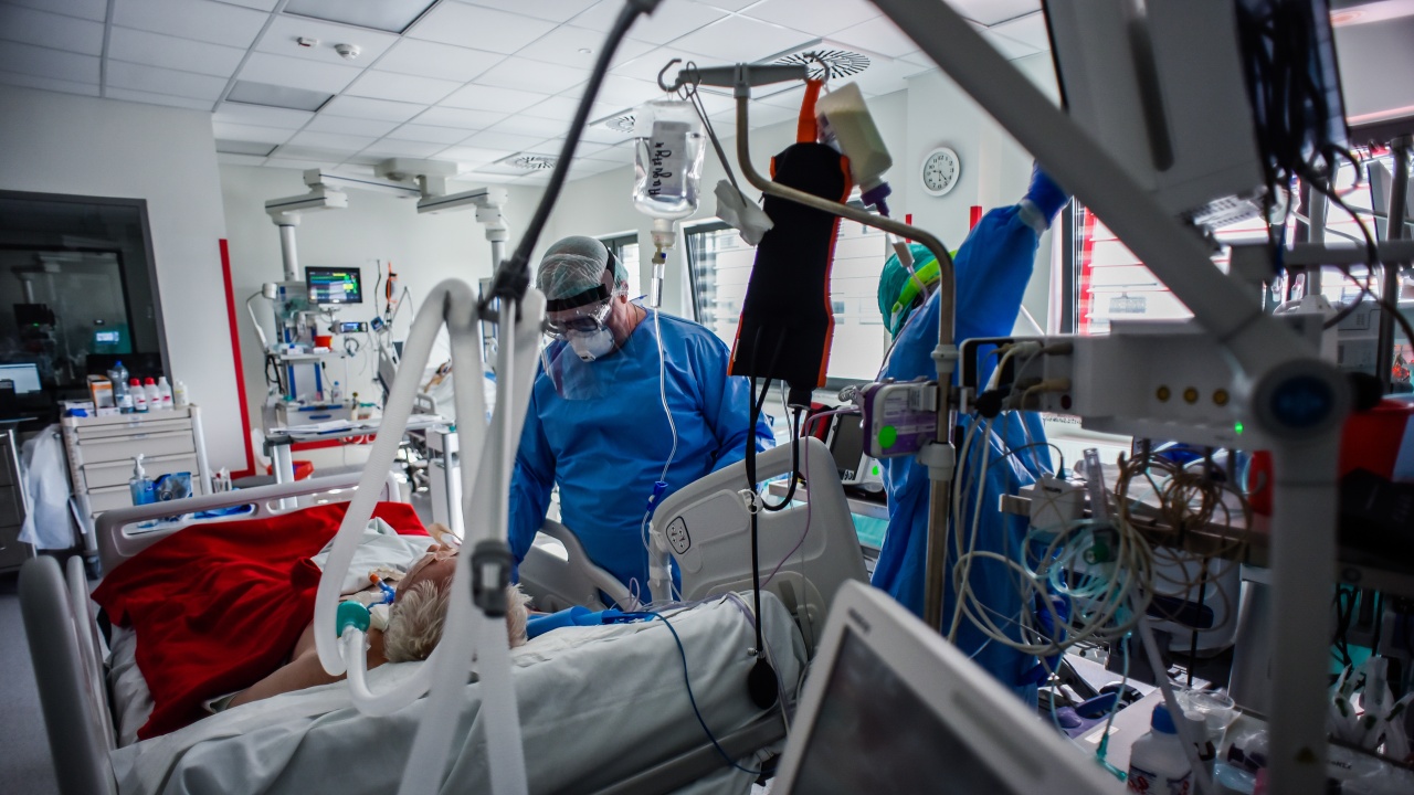 Случаите на приемане в болница заради COVID-19 в Австралия намаляха