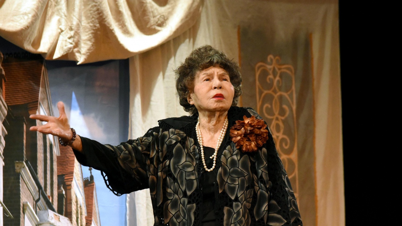 Актрисата Мария Статулова тайно прескачала огради, за да гледа Стоянка Мутафова в Летния театър в Бургас
