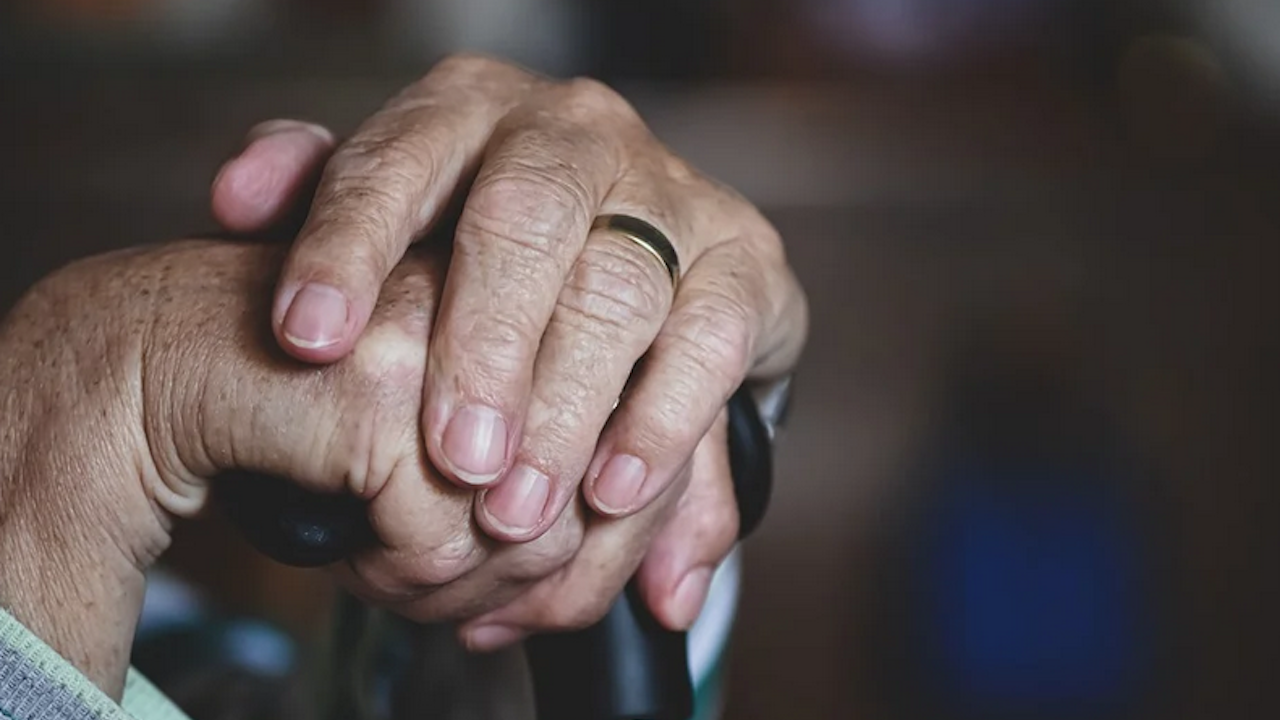 Стотици разкази на възрастни хора за тормоз и недохранване в домове в Европа