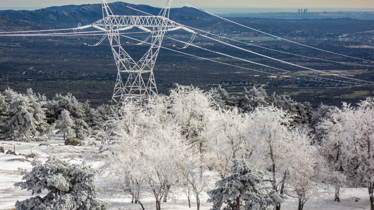 Зимна обстановка: 4 села в Родопите са без ток