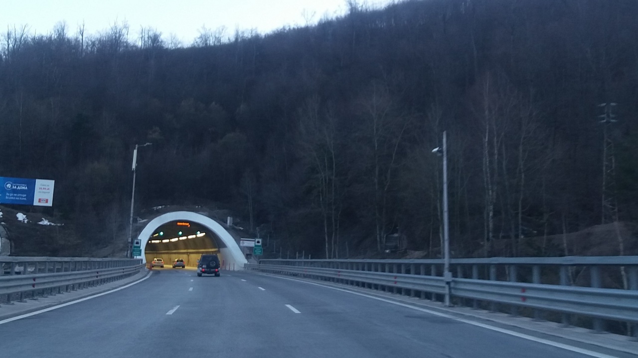 Утре движението в тунел "Мало Бучино" на магистрала "Струма" ще е в една лента
