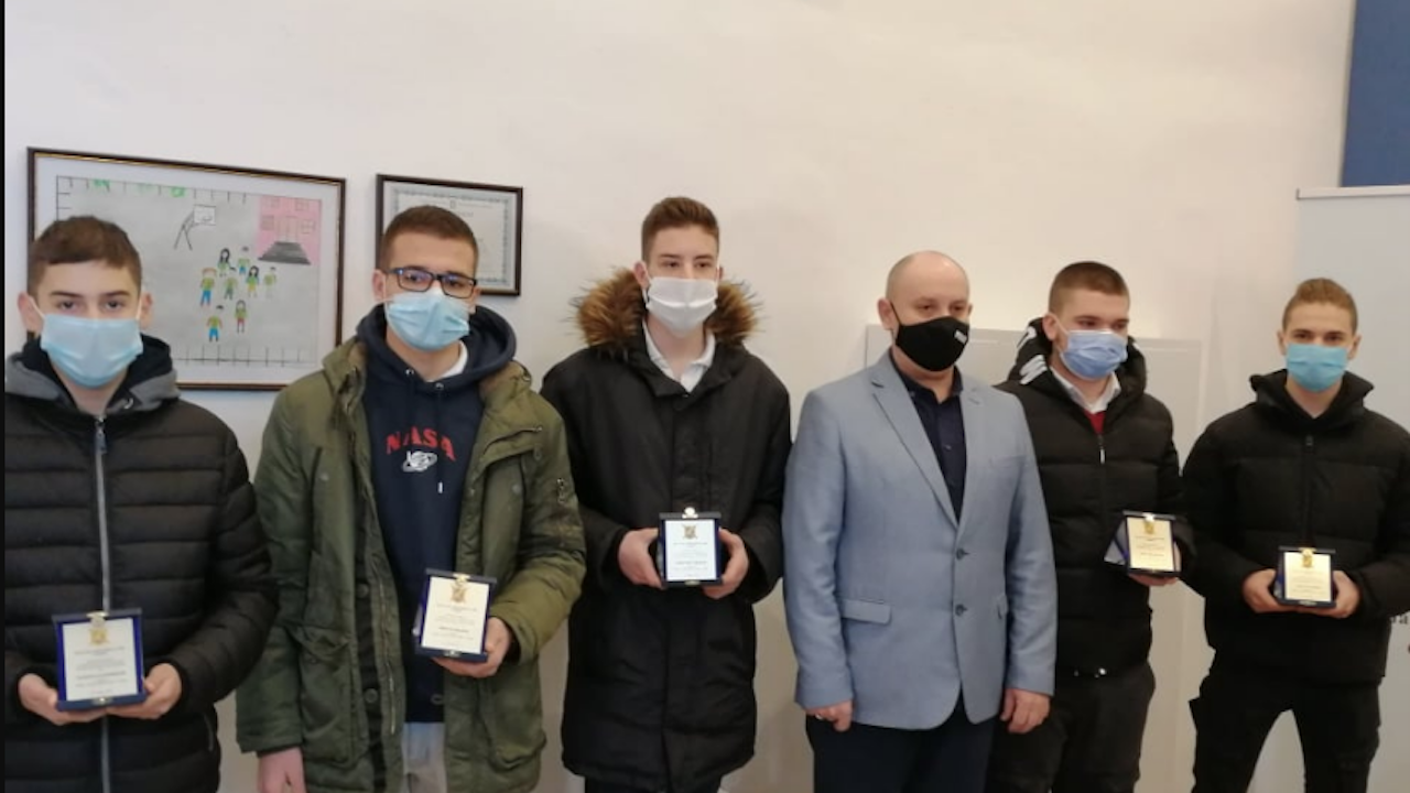 Наградиха деветокласници, предотвратили грабеж в Сливен