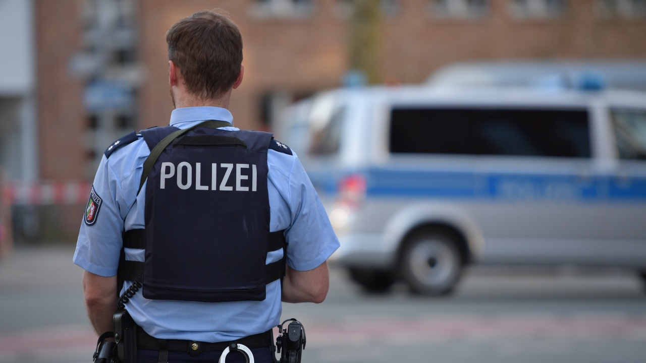 Германия запази минута мълчание в памет на застреляните при пътна проверка двама полицаи