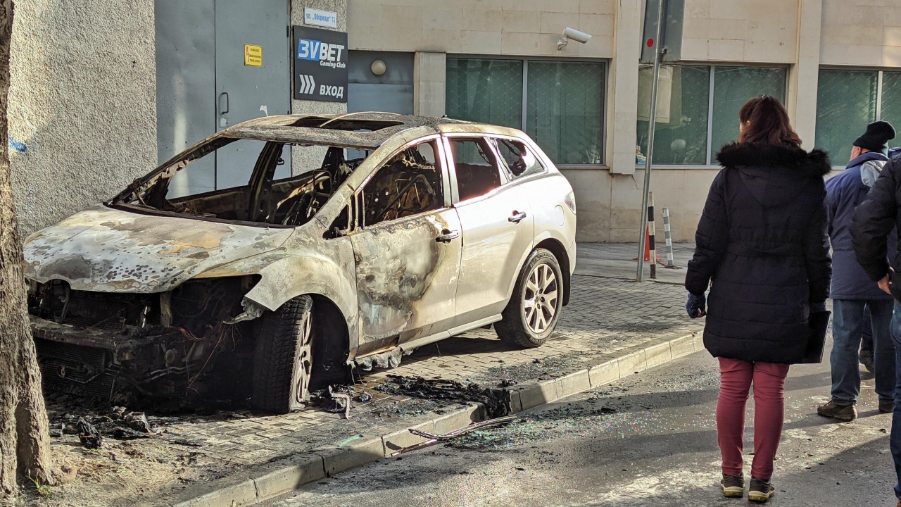 Лек автомобил изгоря тази нощ във Варна. Инцидентът е станал