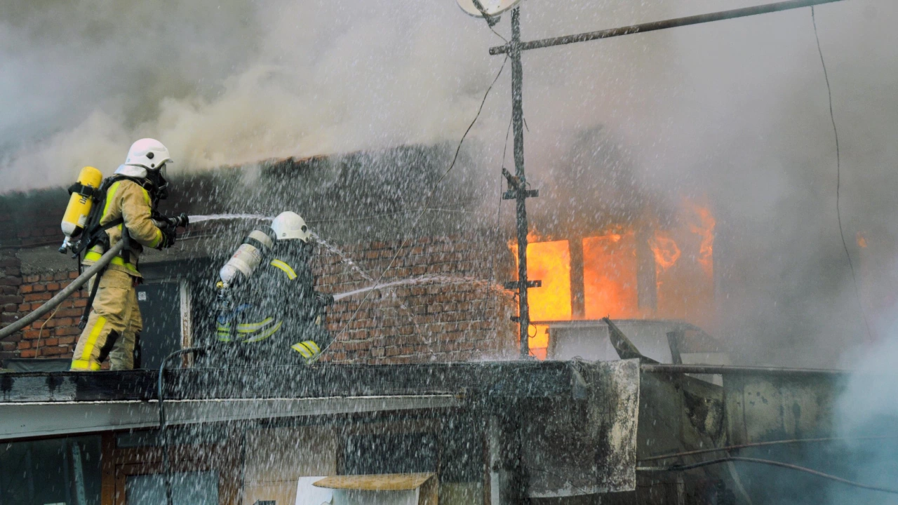Пожар гори в изоставена къща на улица Места 86 в жилищния комплекс Лазур в