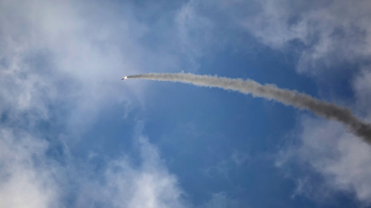 Сирийската противовъздушна отбрана прихвана ракета изстреляна от Израел съобщава Ройтерс Снарядът