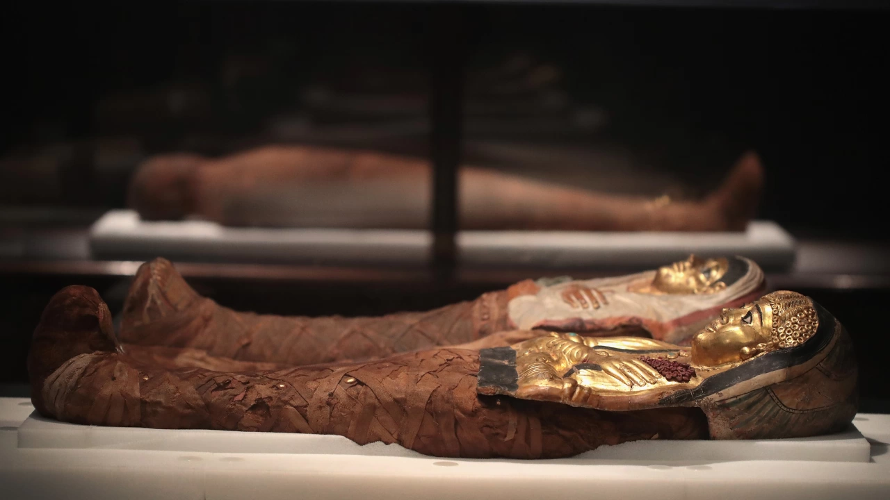 Археолози откриха 30 мумии в Египет Те били на различна възраст