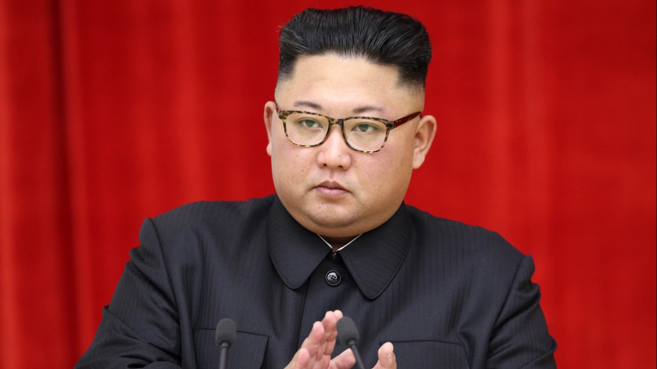 Севернокорейският лидер Ким Чен Ун е забелязан да куца в