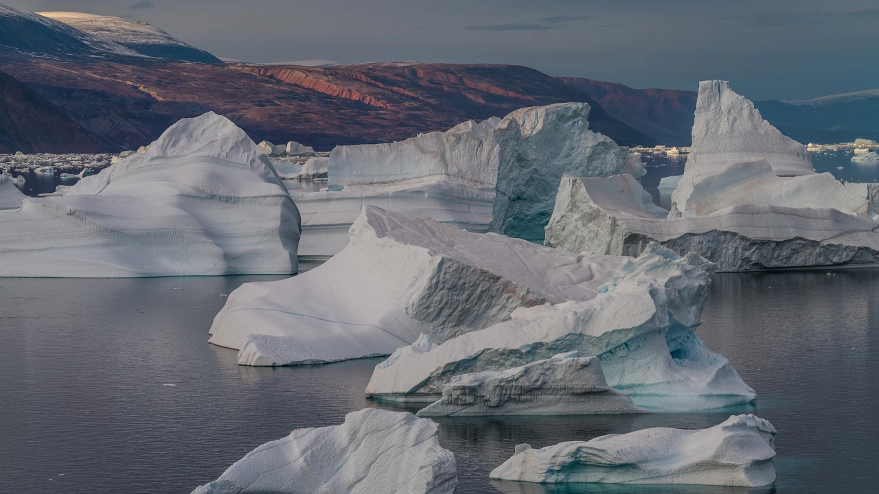Огромната ледникова покривка в Гренландия е намаляла с 4700 милиарда