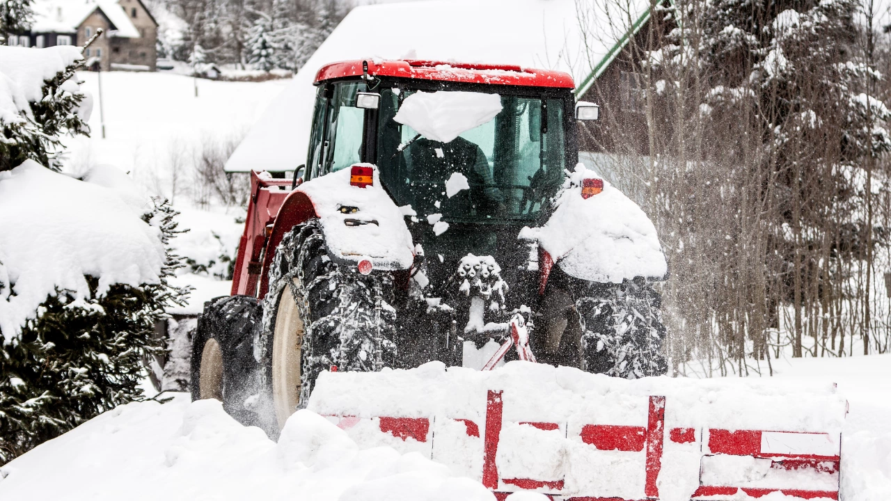 Пътните настилки в районите със снеговалеж се обработват от 885