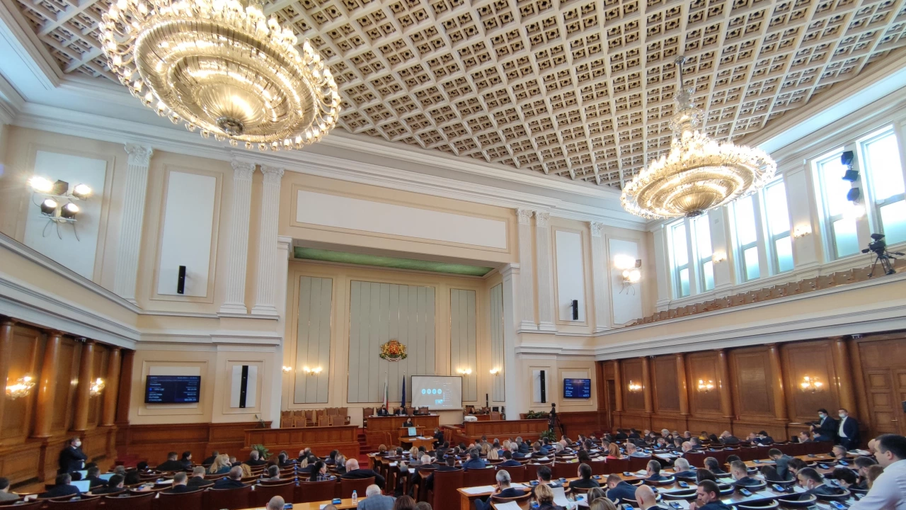 Заседанието на НС днес предвижда парламентарен контрол и изслушване на