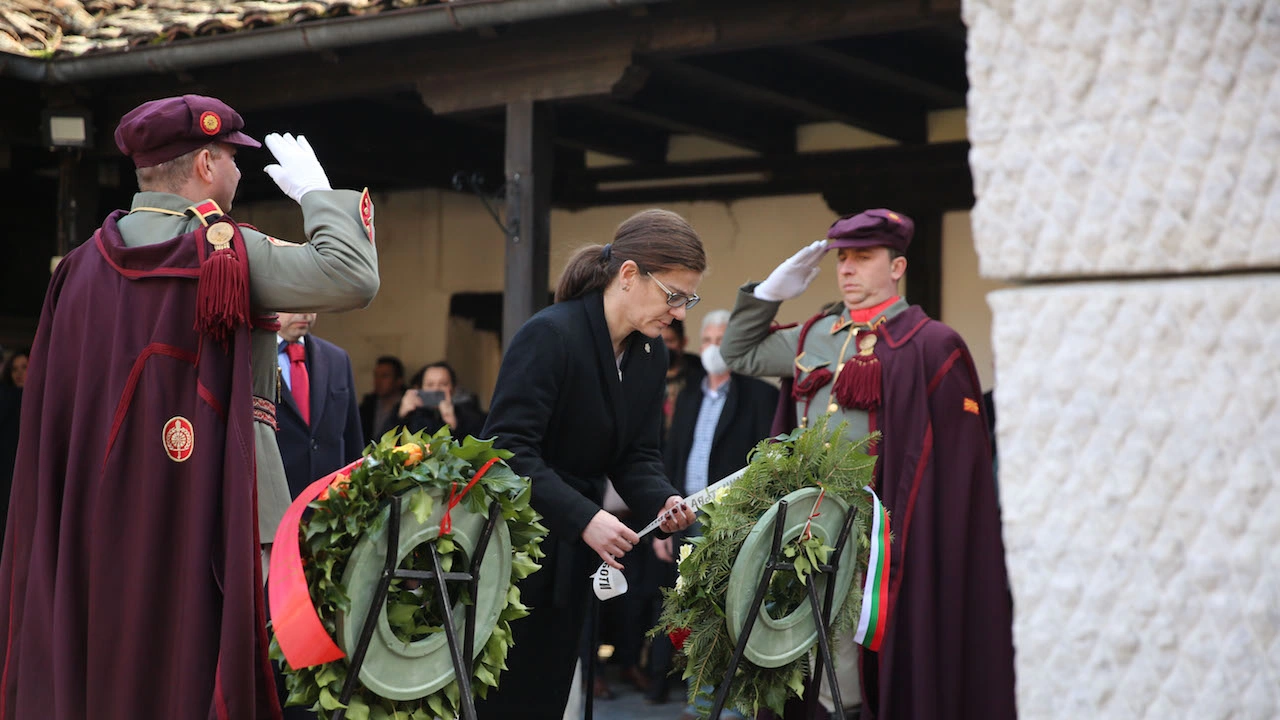 Министърът на външните работи положи цветя на гроба на Гоце