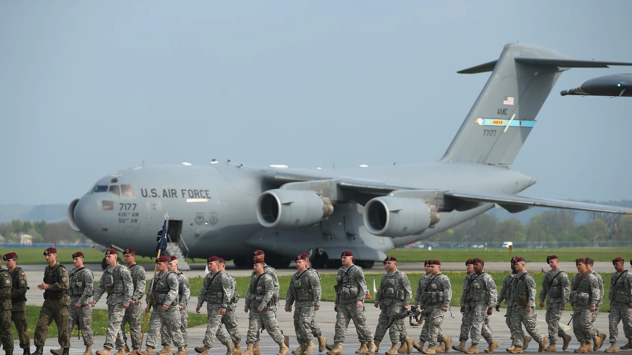 Самолет с американски военни пристигна днес в Полша като част
