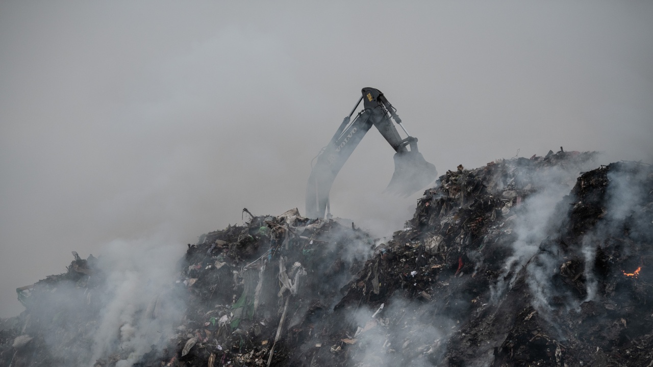 От събота дими закритото сметище край Кюстендил, следят въздуха