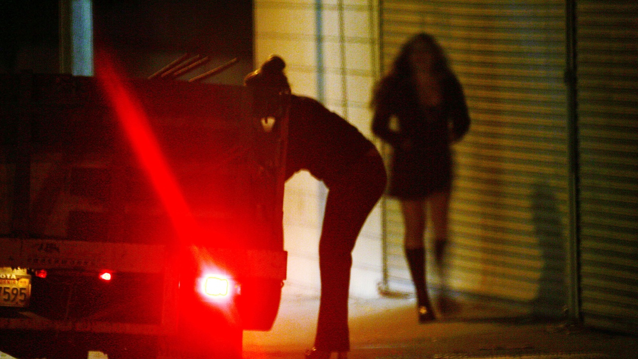 Разбиха група за трафик на проститутки