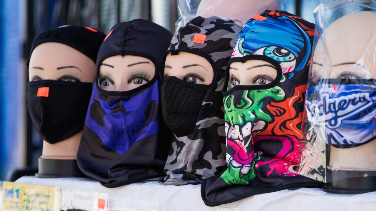 Испанските власти премахват задължението за носене на маски на открито,