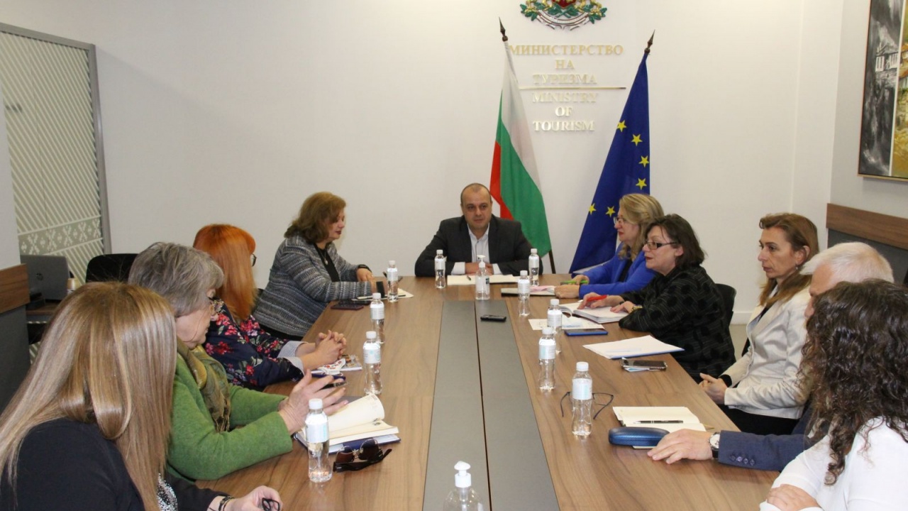 Министър Проданов проведе работна среща с представители на Националната асоциация за детски и младежки туризъм