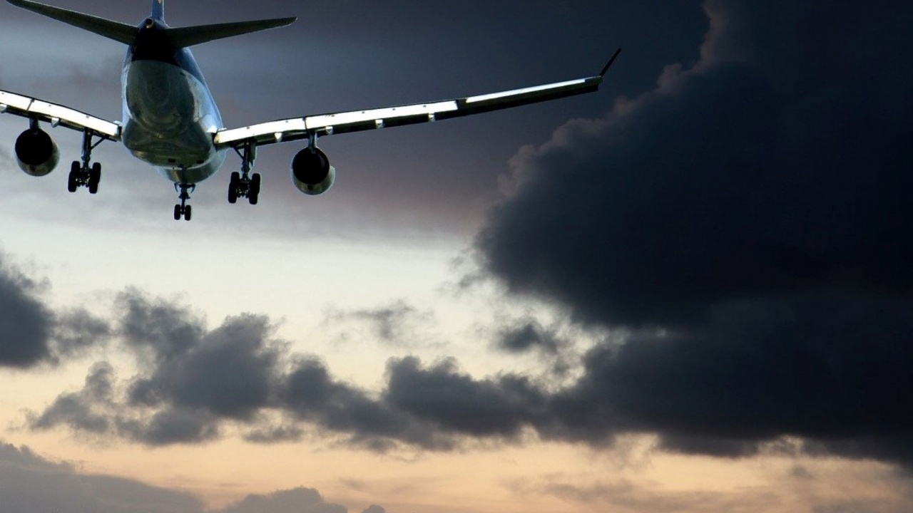 Пътник разказа за кошмара със самолета, който кацна аварийно в София