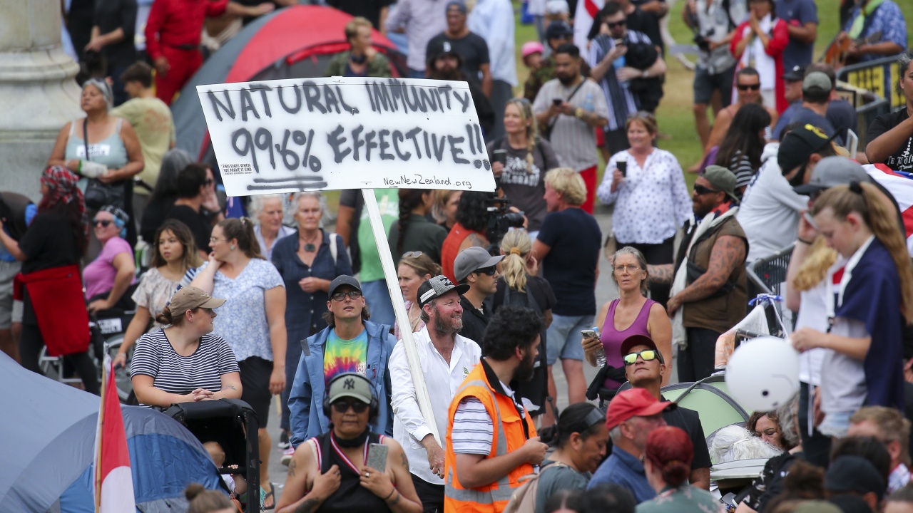 Протестиращите пред парламента на Нова Зеландия се увеличиха днес, след
