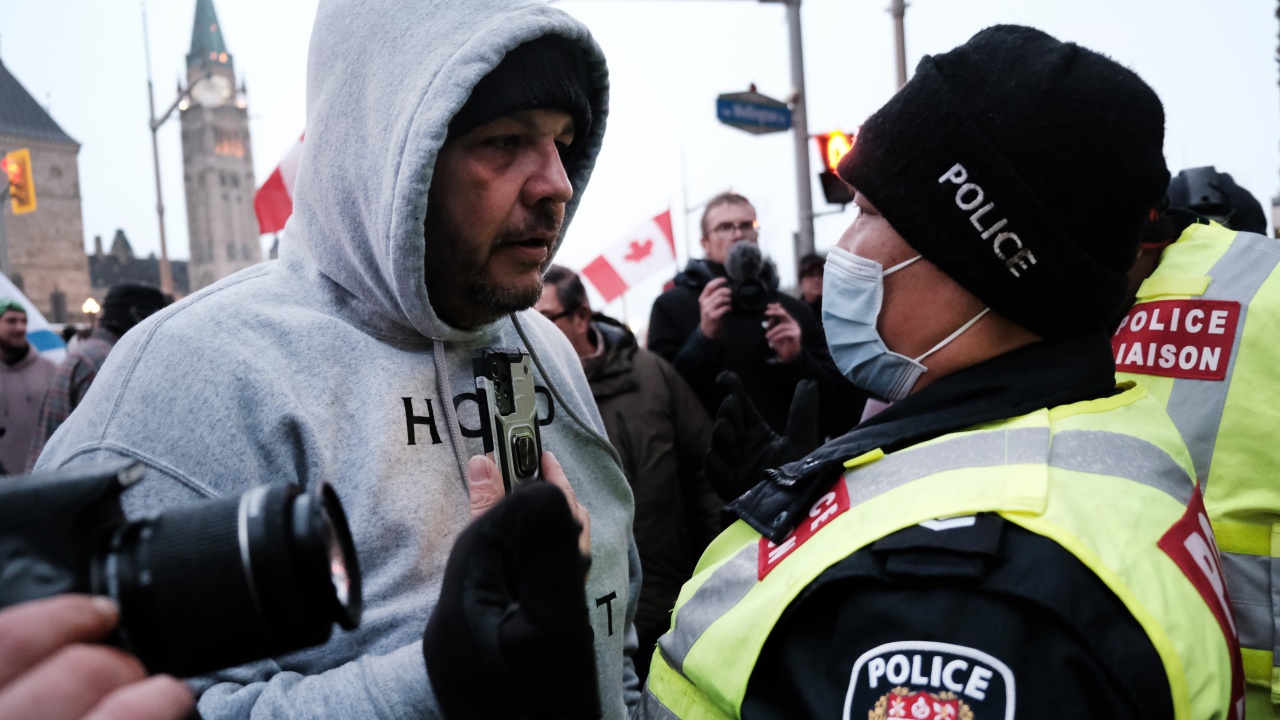 Канадската полиция започна да разпръсква протестиращите на мост на граничен пункт със САЩ