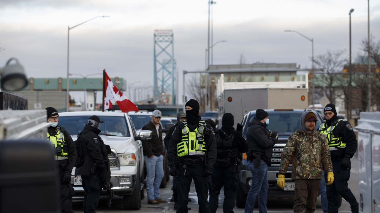 Полицията разчисти протестиращите и колите, блокирали важен мост между Канада и САЩ