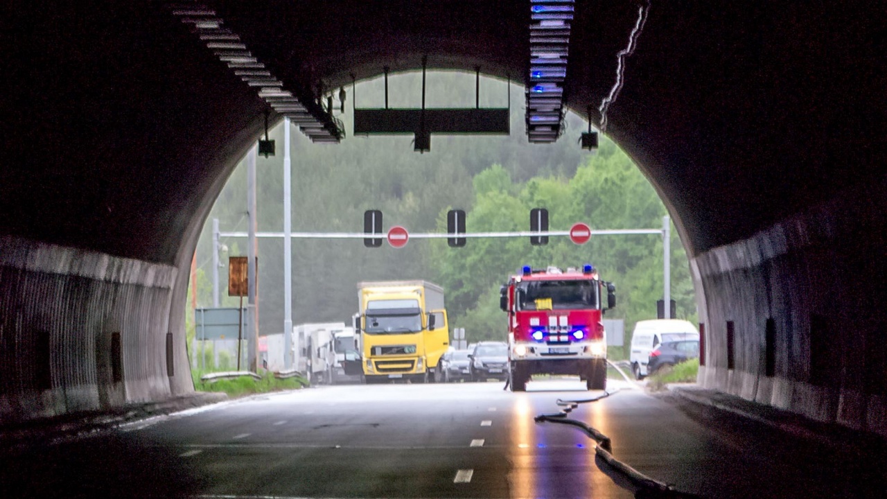 Утре движението в тунел "Траянови врата" на магистрала "Тракия" в посока Бургас ще е в една лента