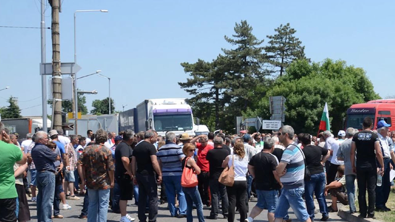 Десетки жители на пловдивското село Белащица блокираха с автомобили товарни