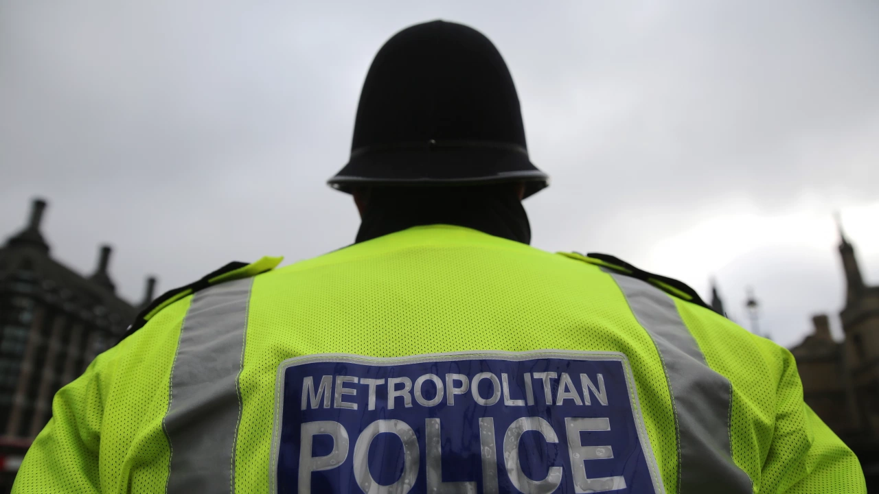 Във Великобритания двама души бяха арестувани след сблъсъци на полицията
