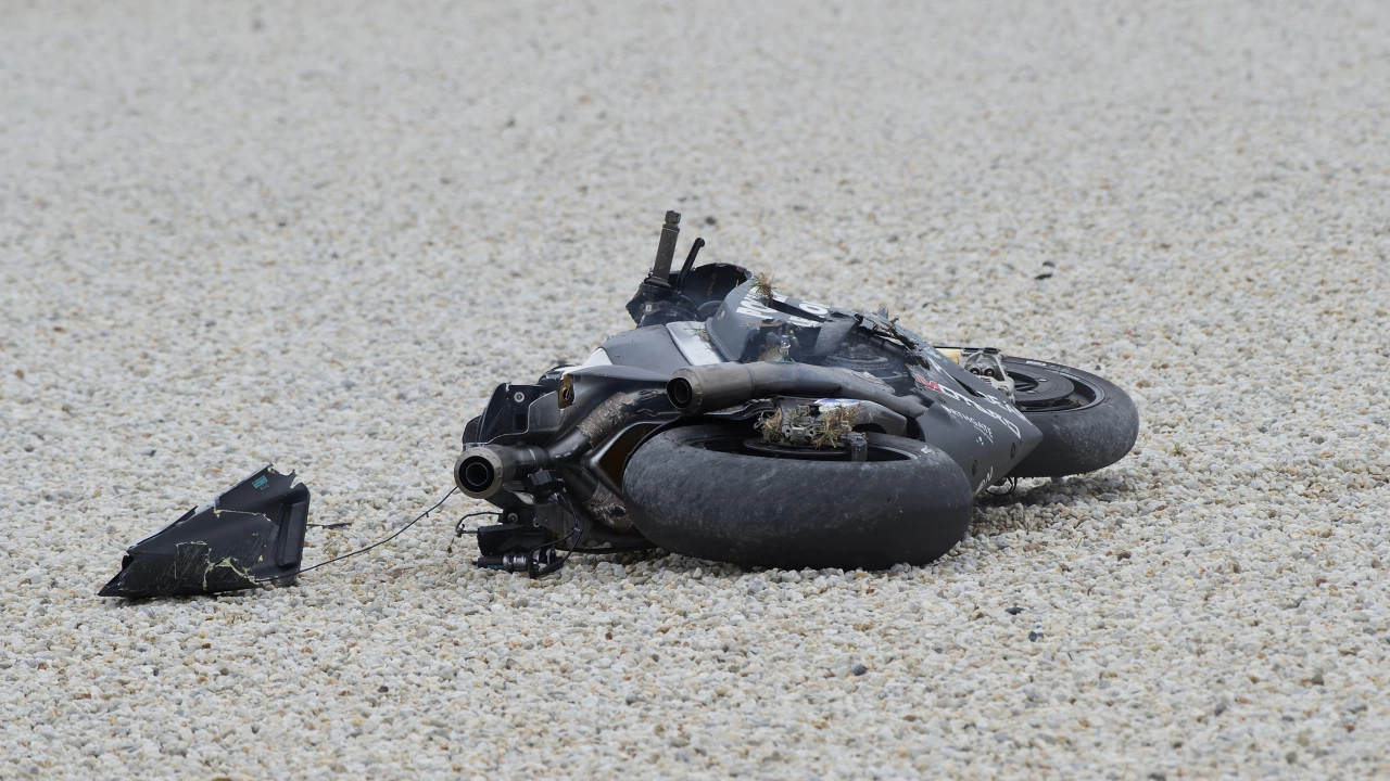 Мотоциклетист е с опасност за живота след катастрофа съобщиха от полицията На 7