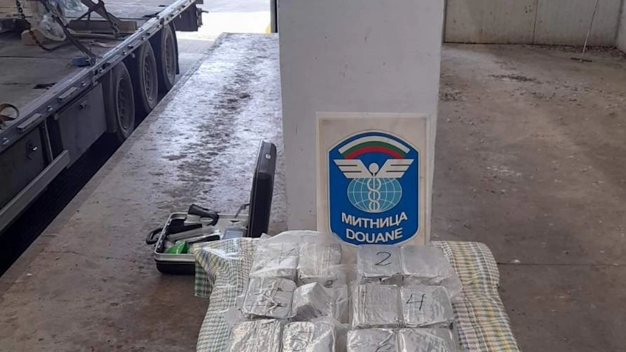 Митническите служители откриха 13 260 кг хероин при проверка на товарен