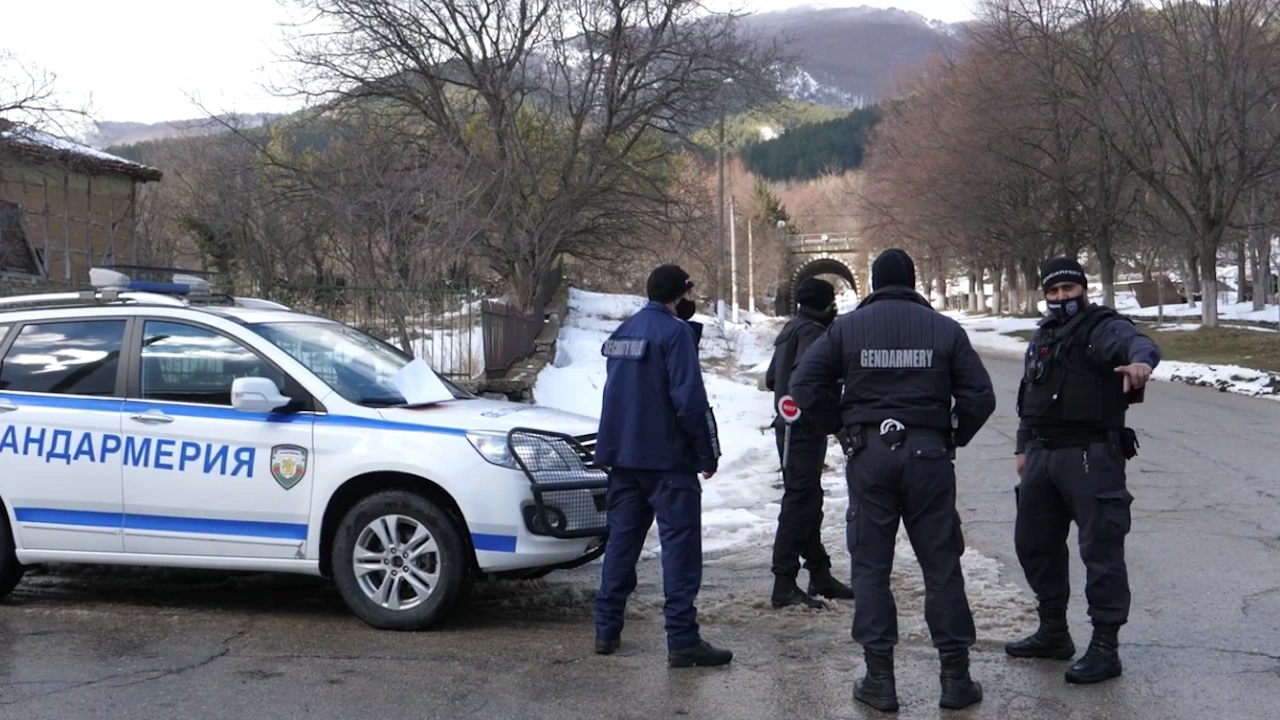 Двама души са арестувани при спецоперация в село Антон съобщава