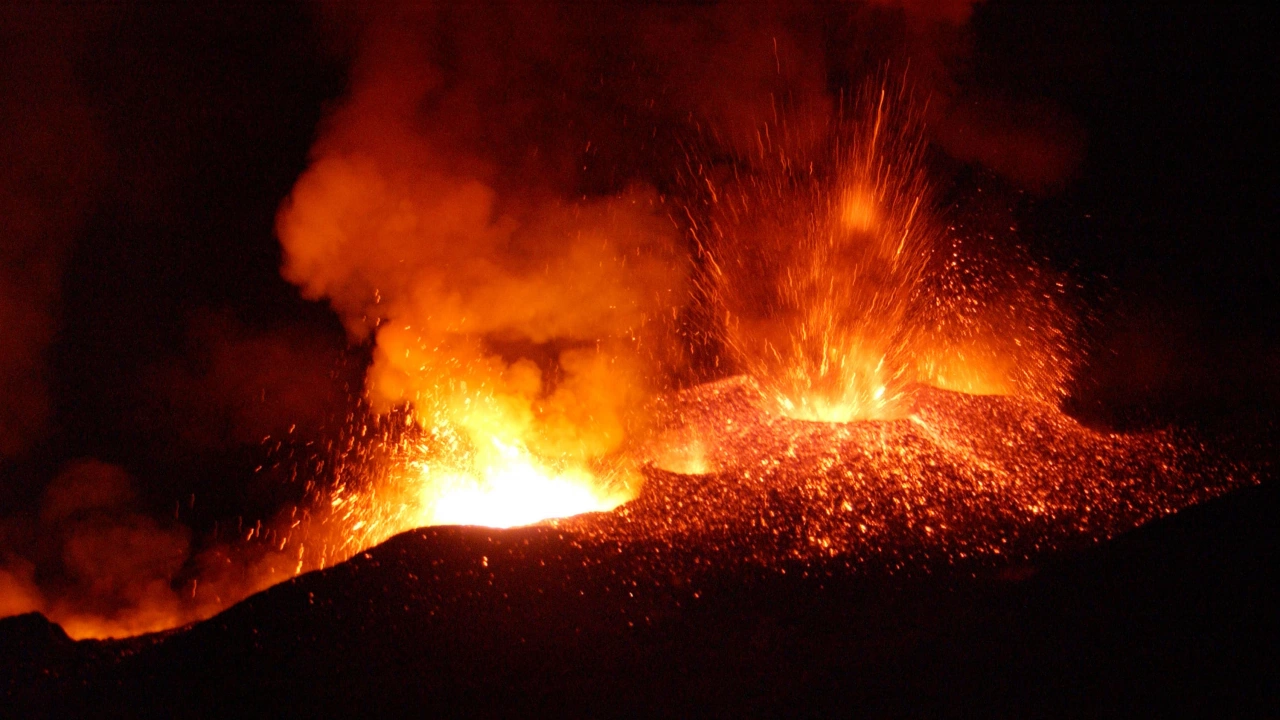 Мощно изригване на вулкана Етна се наблюдава от четвъртък насам