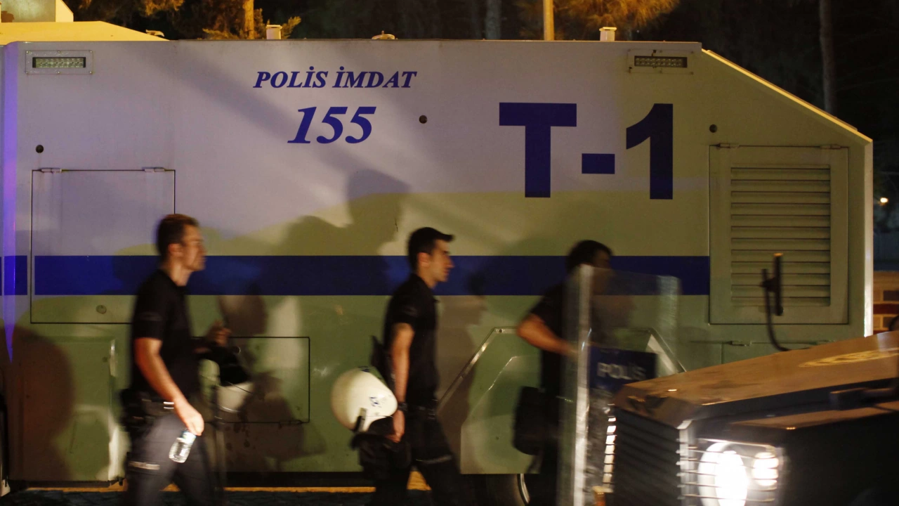 Деветима души бяха задържани при операция на турската контраразузнавателна служба