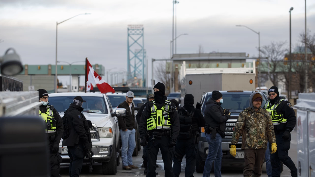 Канадската полиция продължи разчистването на ключов мост блокиран от протестиращи
