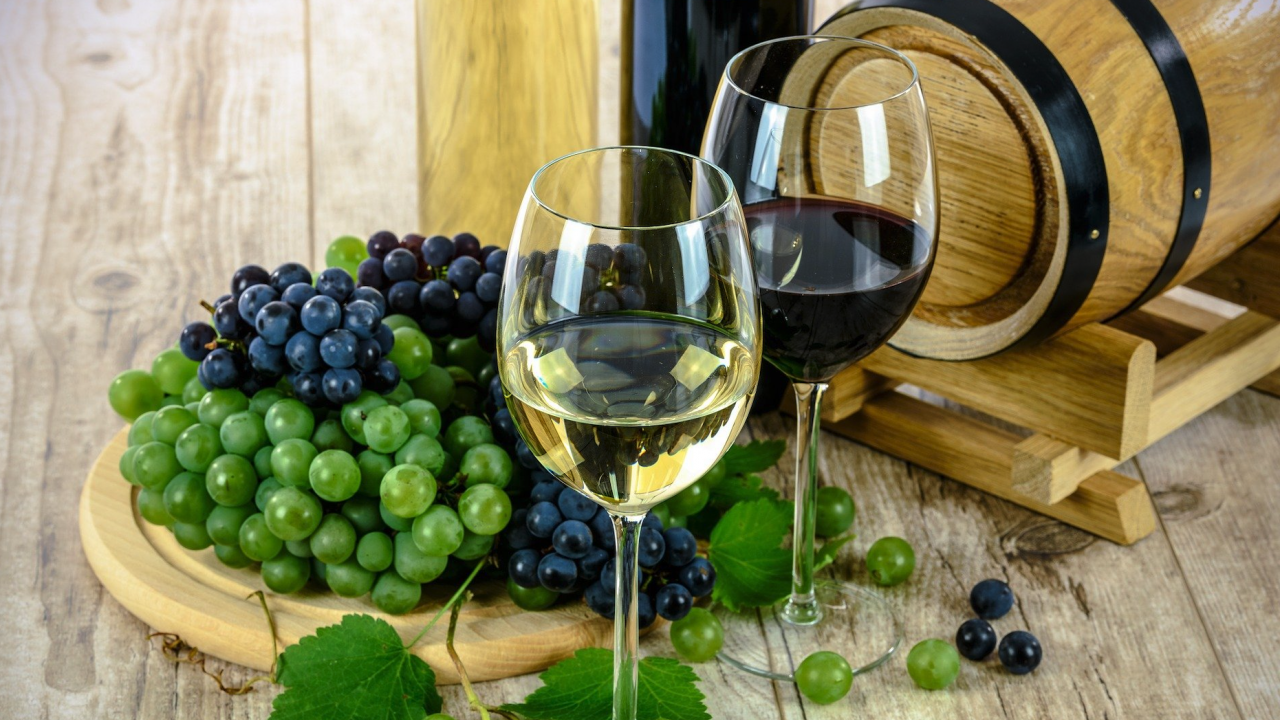 Митнически служители установиха липси на 319 241 л бели и червени вина при проверка на данъчен склад